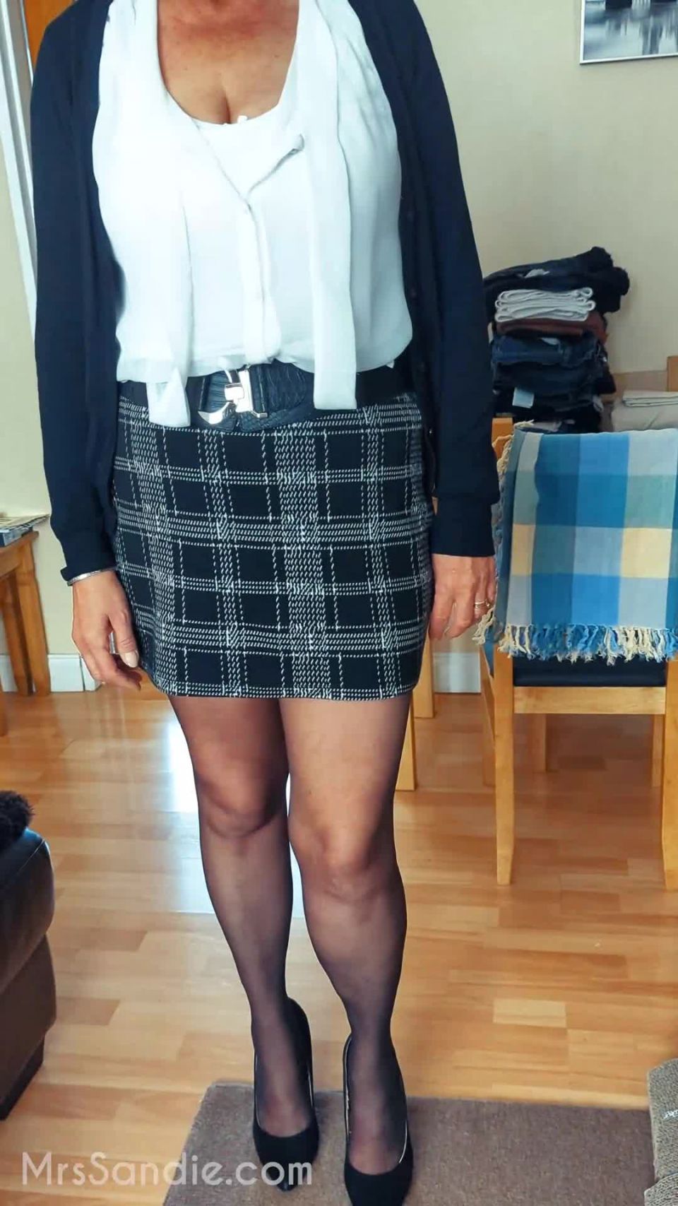 Mrs Sandie Mrssandie - id like to know if any of you cum to my middle aged bare legs xx 28-05-2022