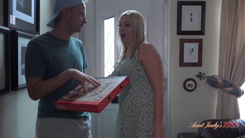 xxx  ty bbw milf charlie rae gets creampied by the pizza guy.