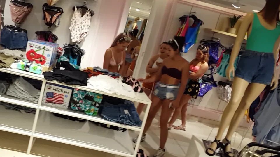 Candid vor thick ass booty shorts girl shopping with friends