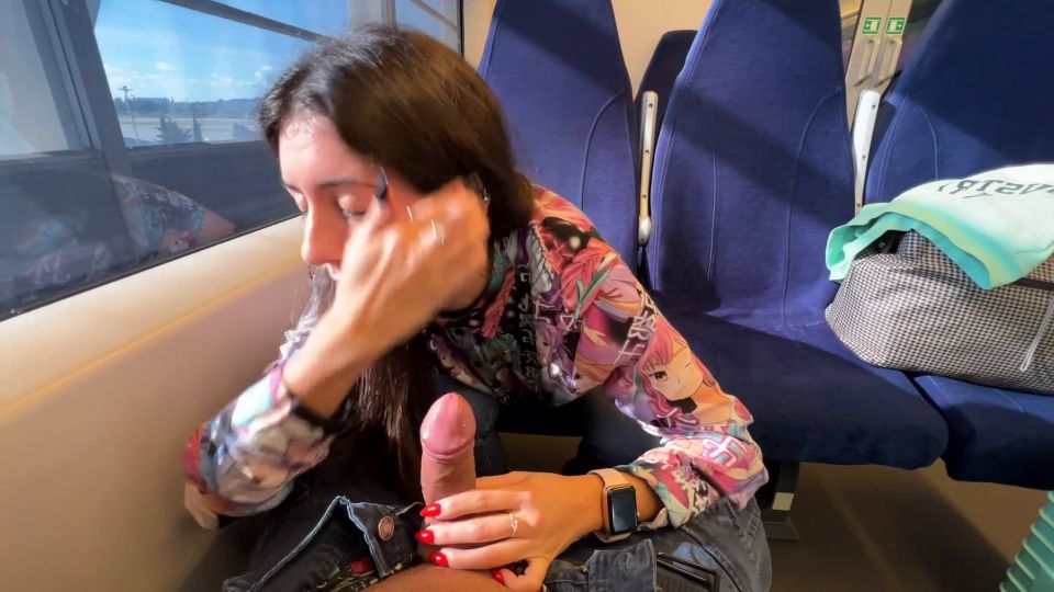 Katty West Chica desvergonzada dar mamada pública en el tren (público)