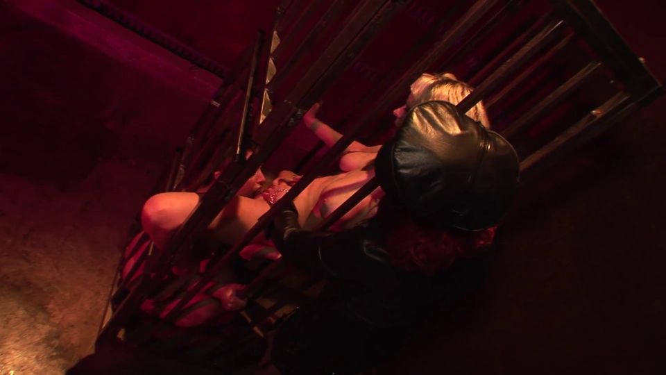 LESBIC DESIRE Escena 02 Dos lesbianas en una celda follando en una sesión de Bdsm.