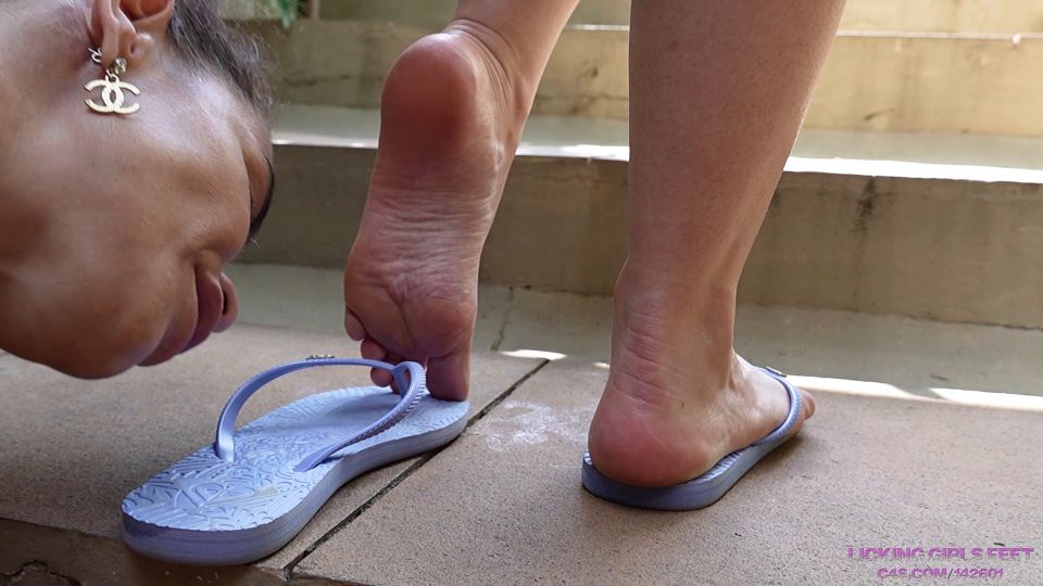 Dominio de los pies LactanciaChicasFeet: Nika - El sabor de mis pies sudorosos estará contigo Dominio de los pies