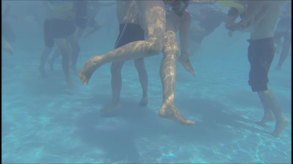  Voyeur Under the water in the swimming pool - pcolle YMUW-1014, voyeur on voyeur