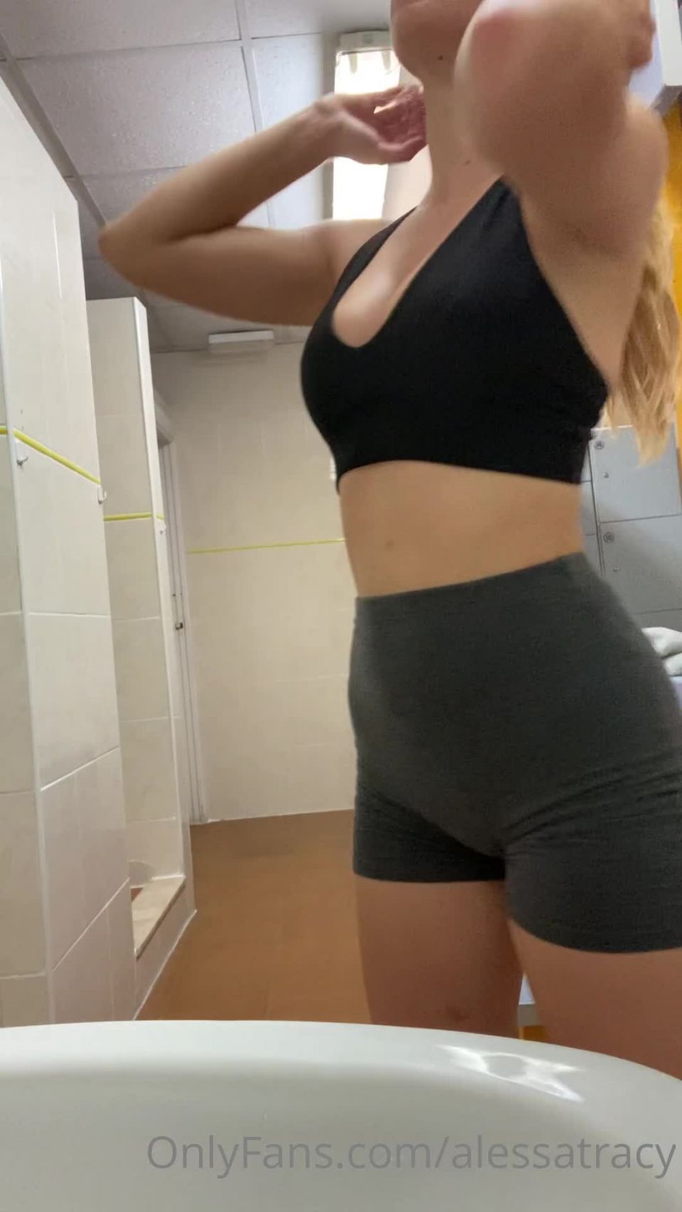 ALESSA TRACY () Alessatracy antes de ir al gym sin ganas y despus de terminar en el gym a tope y muy sudadita before going to the gym no 15-10-2020