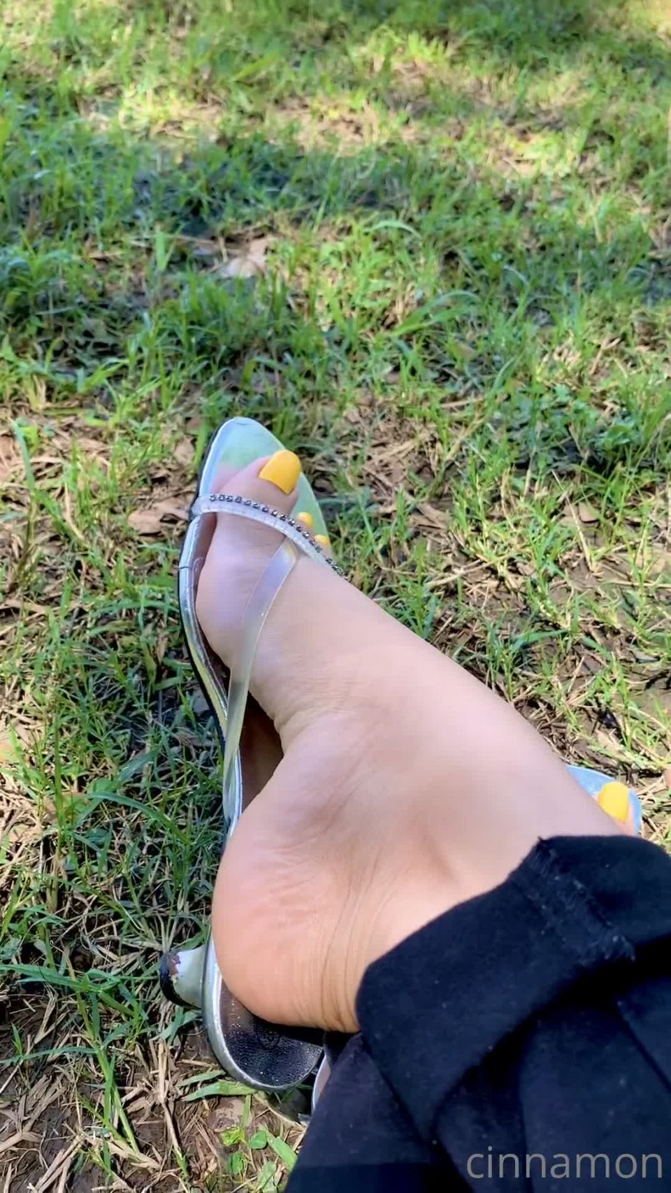 cinnamonfeet2 - Goddess Cinnamon VIP CinnamonfeetPerfect day to be outside catching some looks on my feet while danglin these sexy sandals - 04-10-2021 - Onlyfans