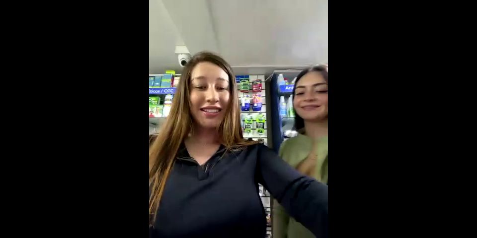 Femdom porno Spicsisnny Teases Sus curvas desnudas en Scorching Solo Video