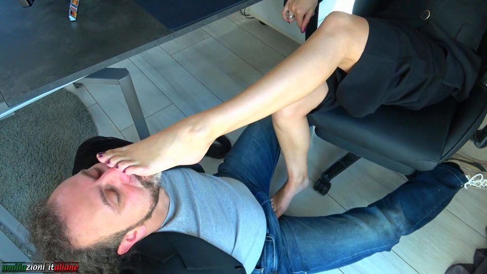 Umiliazioni Italiane - Pies apestosos, Femdom.