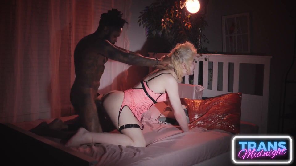 7159 Petite Dream Divyne seduce BBC con Lingerie Trans Room...