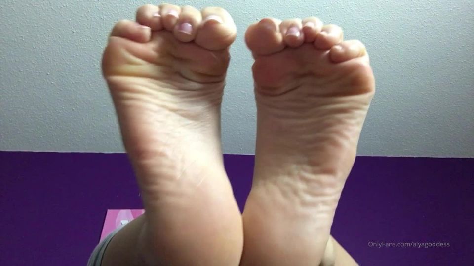 Alyafeets - alyagoddess AlyagoddessFor my soles lovers something for you to nut on - 08-10-2019 - Onlyfans