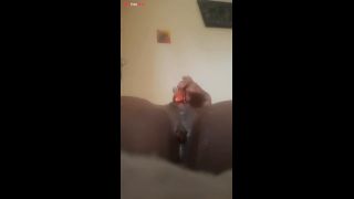 Complacimiento de chorros de una hermosa chica negra