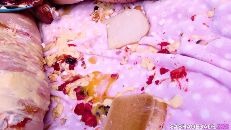 SashadeSade.xxx presenta Sasha de Sade en Picnic de Humillación