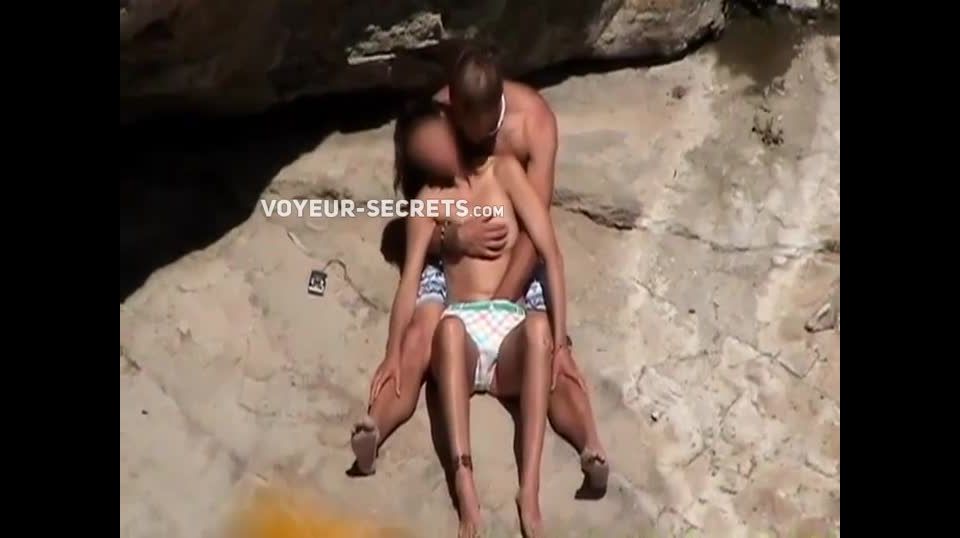 Voyeur caught a secretive beach sex  720