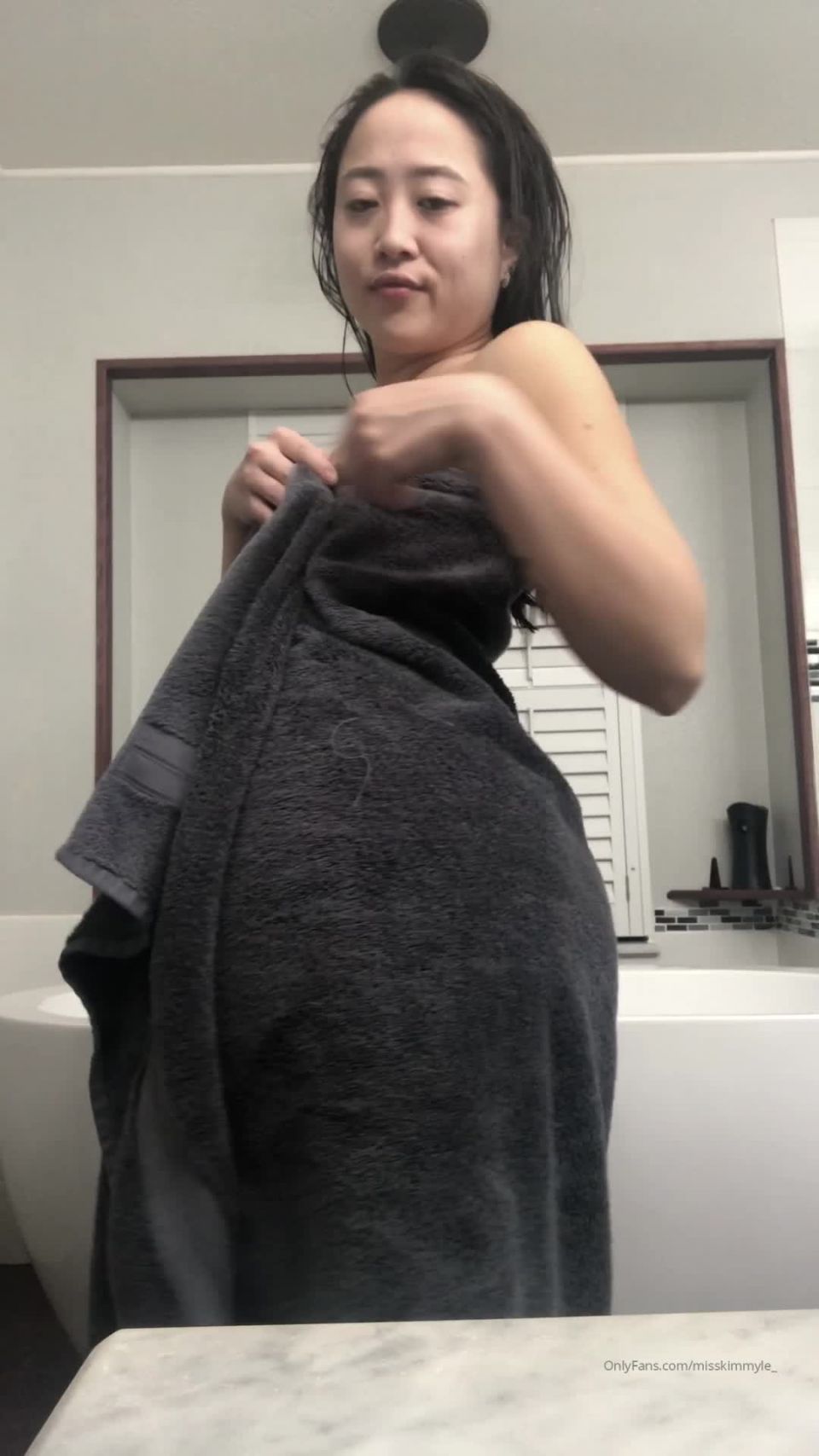 Kimmy Kalani () Kimmykalani - its slowly getting cold so wrap me up 18-10-2019