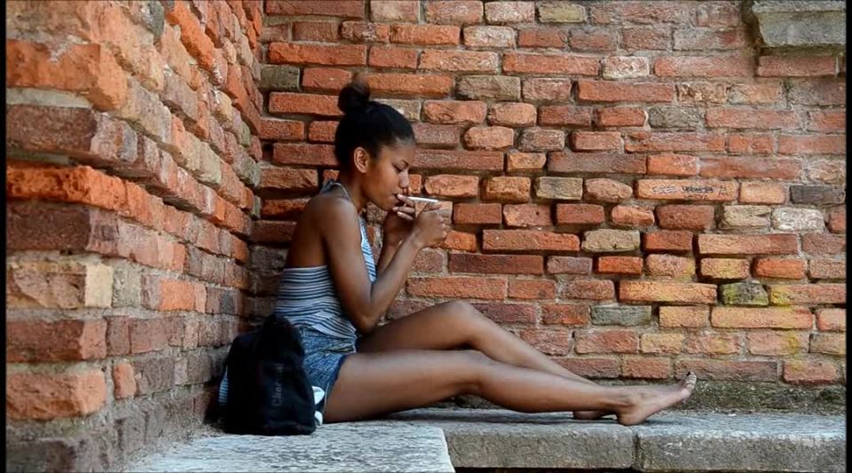 Online Fetish video Sexy feet – Barefoot Urban Girls – PERLANERA: bare legs and dirty soles Black!