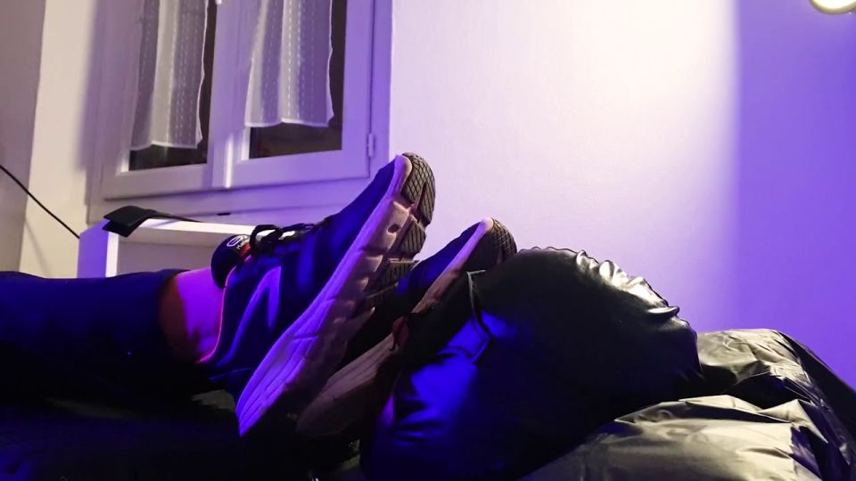 Gone with the Whip fetish Gone with the Whip aka gonewiththewhip - 02-12-2024 OnlyFans Video - After the gym, Mistress Wendy comes back with very sweaty and smelly feet wearing her sneakers video