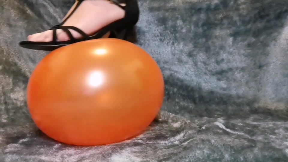 Balloon Popping with black heels webcam Lexi Snow