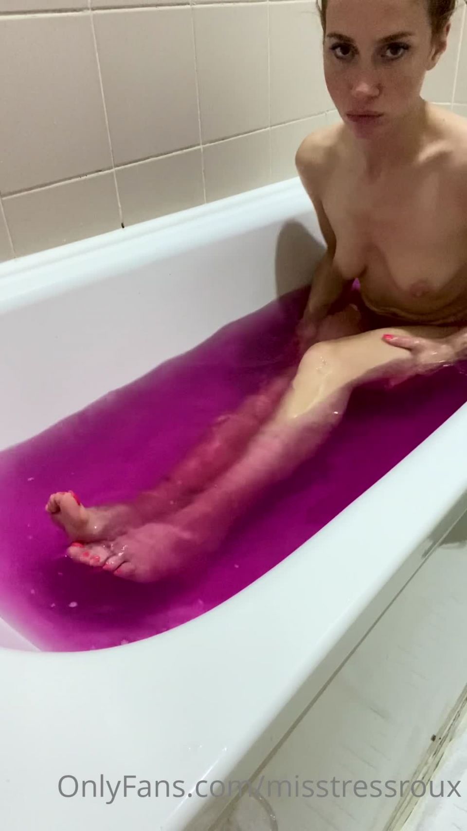 Onlyfans - GingerAlesFeet - misstressroux - misstressrouxEnjoy independence day with a hypnotising video of my feet having a pink relaxing bath - 04-07-2021