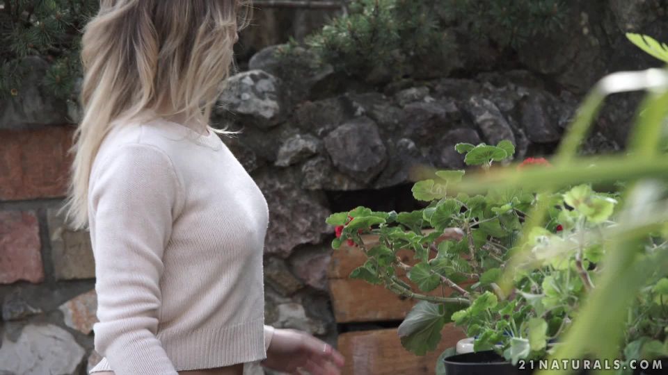 Garden Sex blowjob Vera Wonder