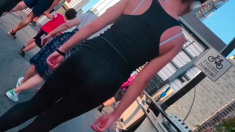 Thong and tight buttocks of sexy jogger Shemale!