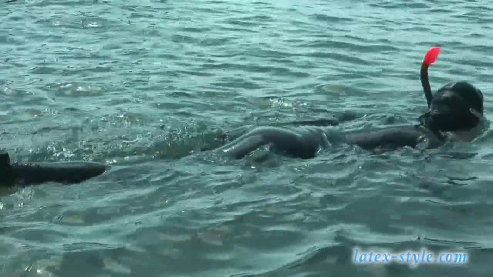 LatexVeronica LATEX 47 20110428 latex diving (mp4)
