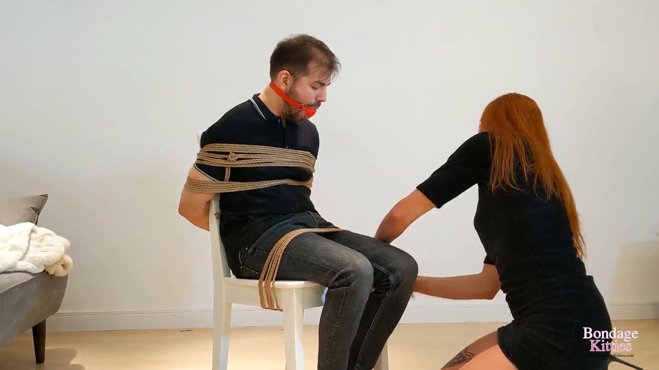 Bondage Gatitas Novia y amante se vengan de chico en San Valentín (Fetish porn)