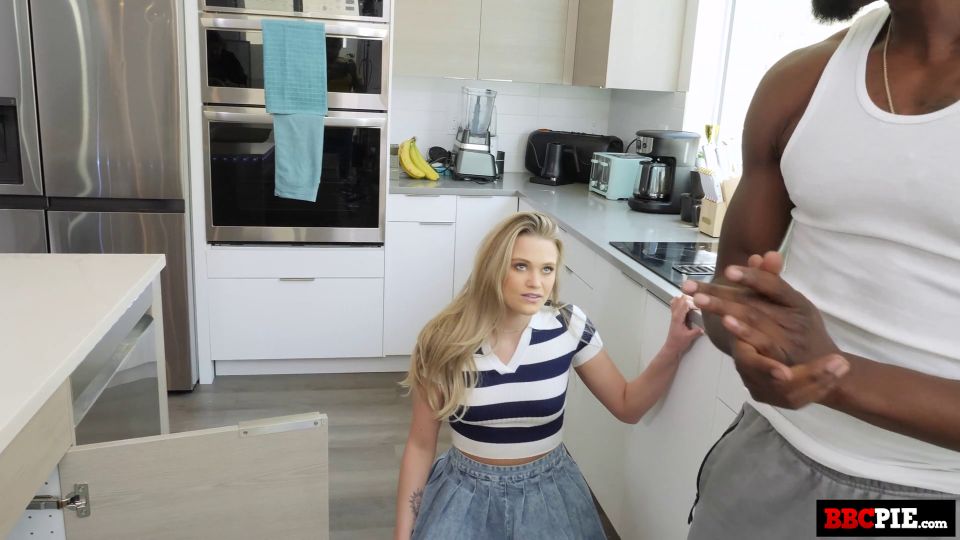 [BBCPie] Chloe Rose Spying On The Handyman [05.17.25] [1080p]