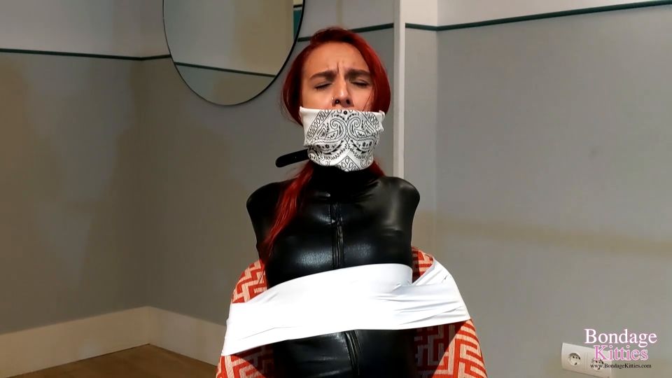 Gatitas de Bondage: Dos chicas sumisas atado y amordazado por Lex