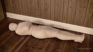 video online 45 Emboscada en una momificación de doble capa en bdsm porno femdom letal