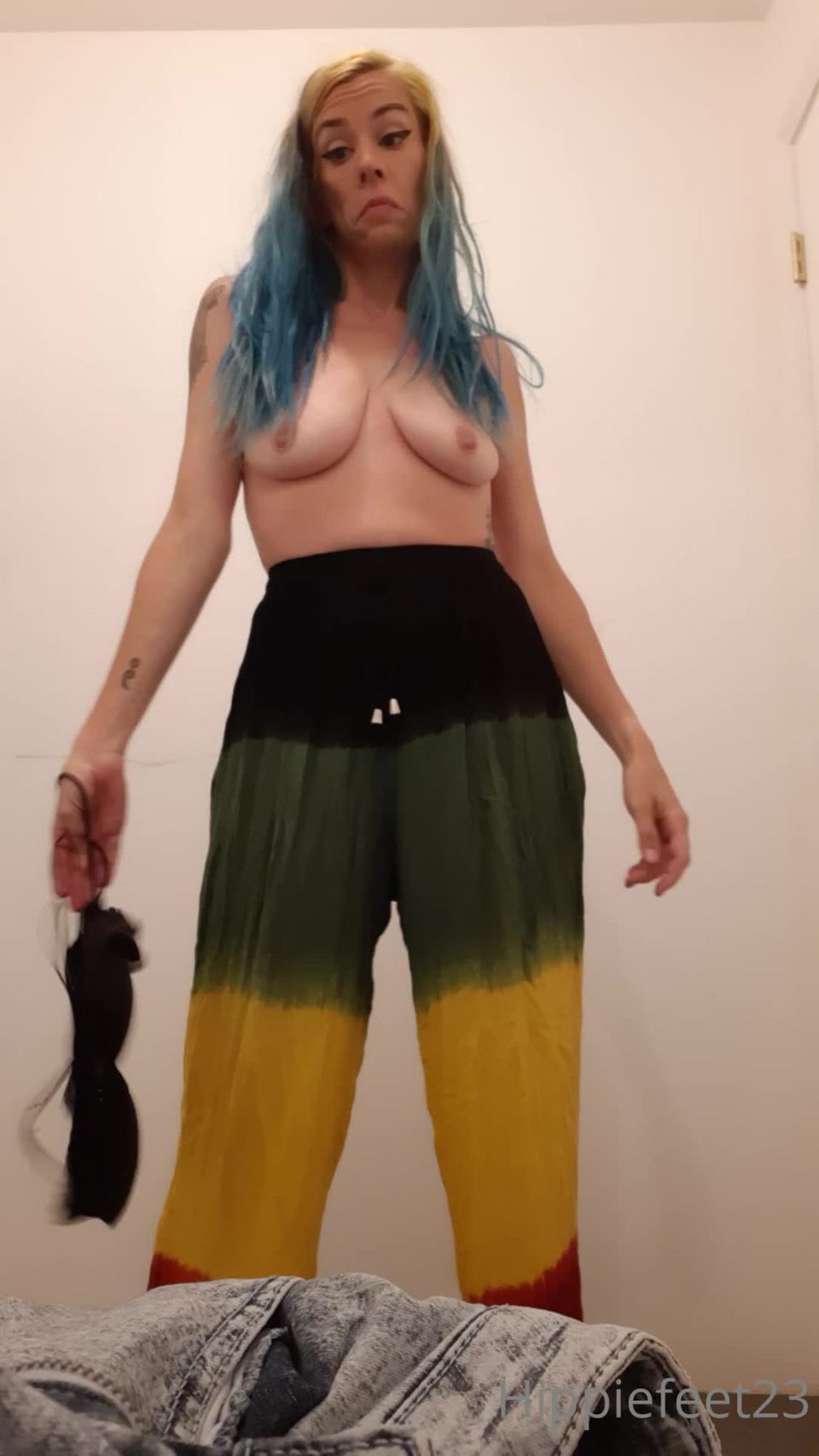 Kyra - hippiefeet23 () Hippiefeet - behind the scenes at my photoshoot yesterday what outfit are you most excited to see 22-07-2021