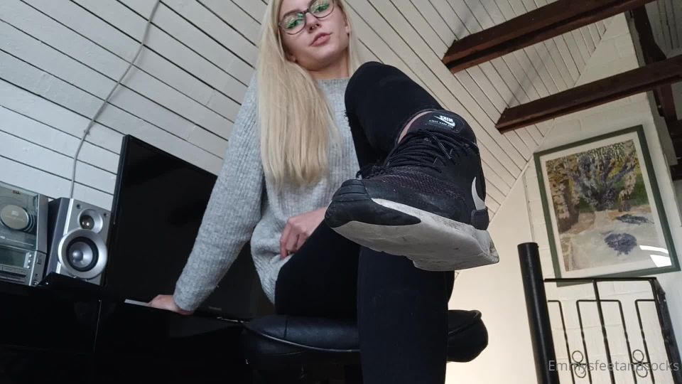 7153 Footfetish, licks feet,  Foot Worship