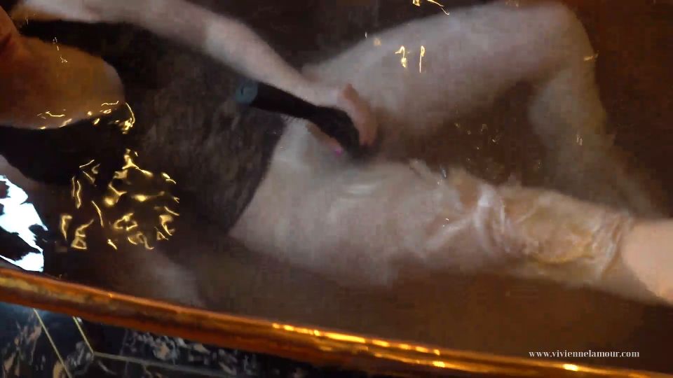 Vivienne LAmour Parte 1 Vivienne lAmour - MASTURBACIÓN DEL VIBRATOR DEL BAÑO DE COPPER - ManyVids