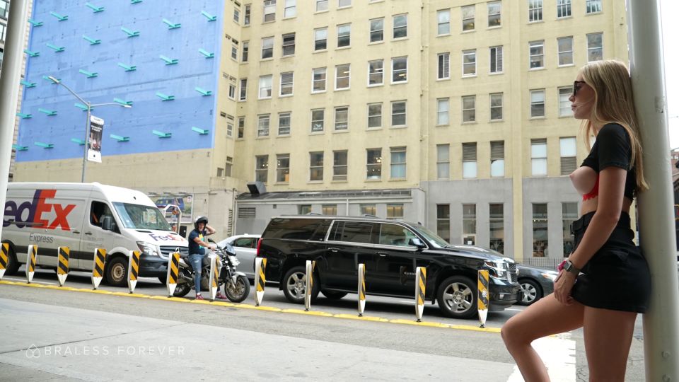 Fresa Shan Hermosa chica con tetas desnudas camina por la ciudad (Teen)
