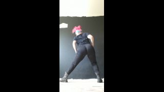 Pinky Powers - meñiques de los pies Pinkystoes - haciendo algún estiramiento de la mañana b i pintar estas paredes yogalife imissyogaclass yoga 11-08-2020