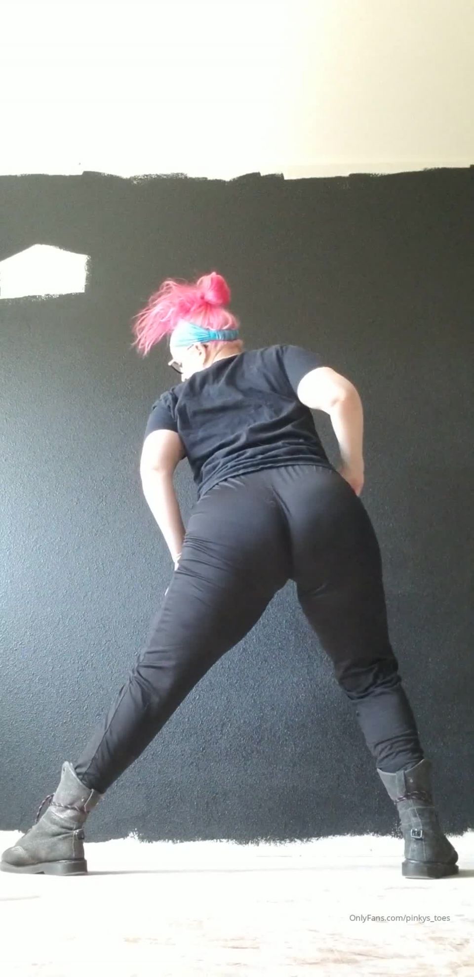 Pinky Powers - meñiques de los pies Pinkystoes - haciendo algún estiramiento de la mañana b i pintar estas paredes yogalife imissyogaclass yoga 11-08-2020
