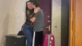 Sex On A Suitcase With A Sexy Stepmom Who Returned From Vacation In Tight Jeans 1080p