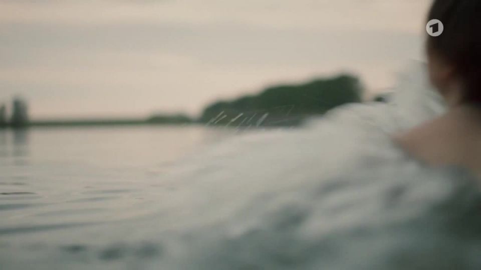 Nina Gummich, Alicia von Rittberg - Lotte am Bauhaus (2019) HD 720p!!!