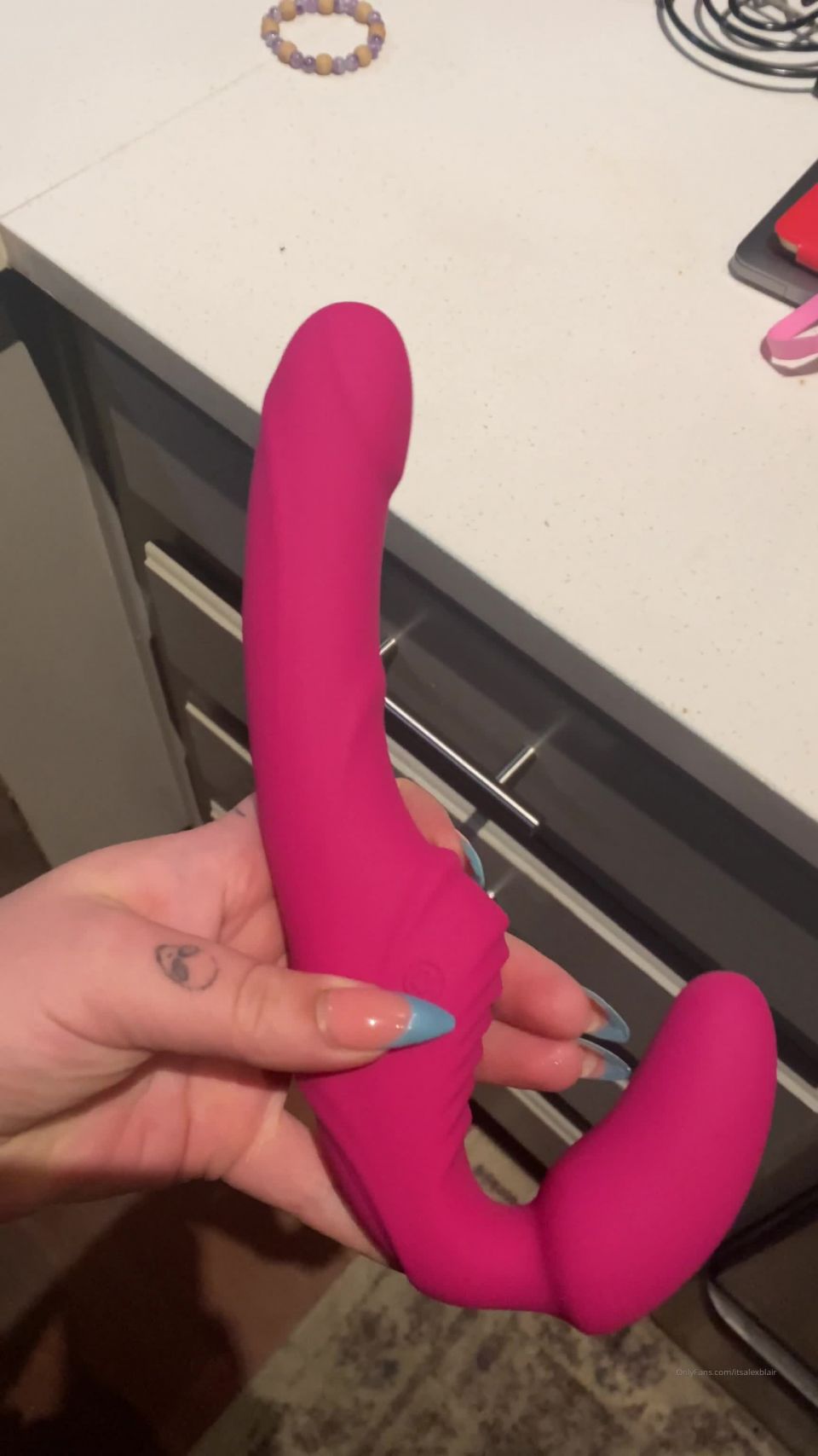 Alex Blair - itsalexblair () Itsalexblair - good morning yall wanna see me use this on someone 25-11-2020