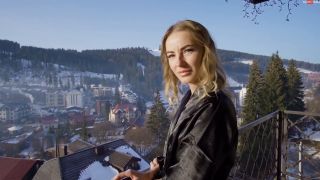 miss_di - Fitness-Modell in sexy Dessous wird in einem Raum mit Blick auf die Berg... - FullHD 1080P