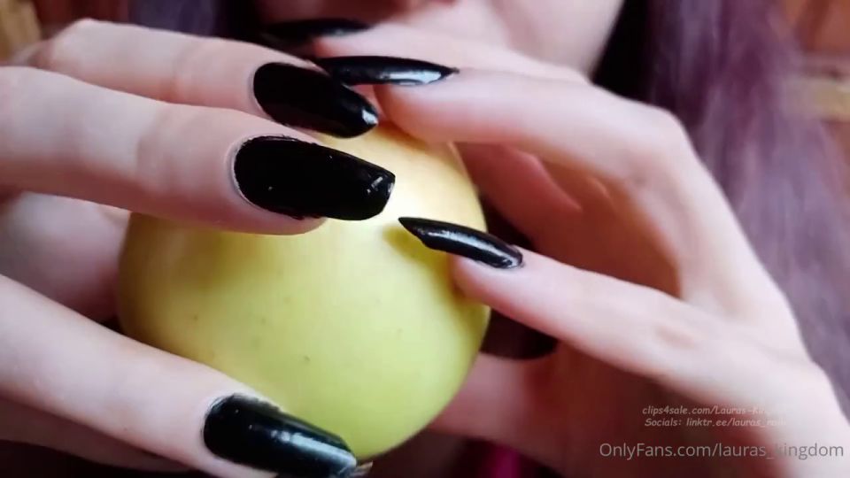 LaLaLaura LaLaLaura aka lauras_kingdom - 06-20-2024 OnlyFans Video - Aisha Black Nails vs Apple video fetish