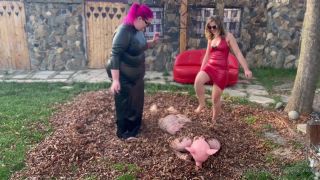 Mistress Zeida Mistresszeida - video slave rolling in the leaves while we humilate him in latex rubber 23-11-2022