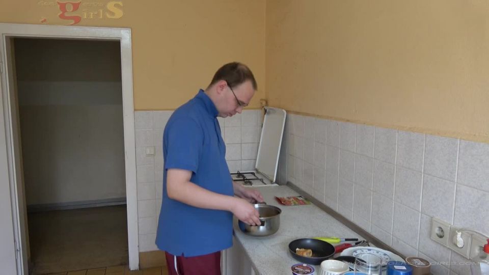 cruel amante femdom lesbianas chicas  AbsCbtPeligrososChicas: Lady Chantal - Sin mocos No hay comida  dama cantol