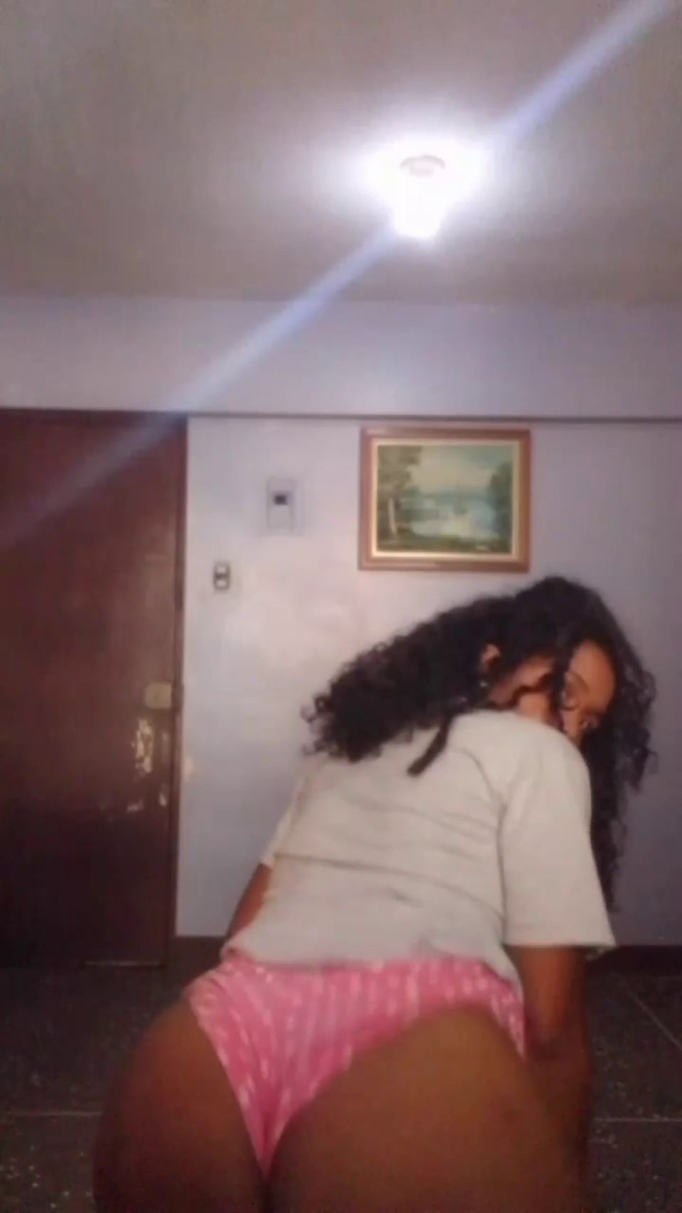 HERMOSA MORENA MUEVE SUS NALGAS PARA SACARTE LA LECHE