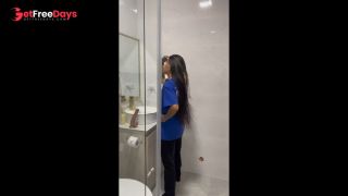 CHICA USA EL BAO DE SU AMIGA Y SE ENCUENTRA UNA SORPRESA