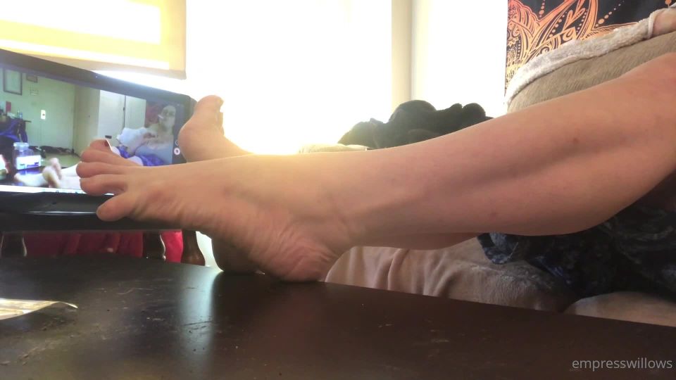 Xempresswillows () - oily foot fetish 08-02-2022