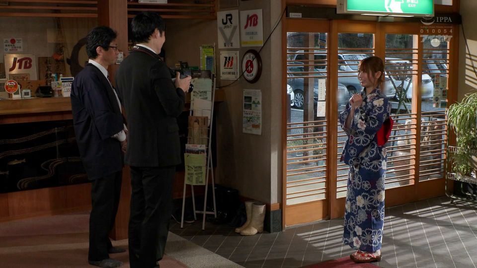 Viaje en solitario, quería borrar la tristeza de la tristeza con el sexo. No me importaba quién... Sólo quería perderme en un placer intenso a través de las relaciones sexuales repetidas Nishimiya Yumé.