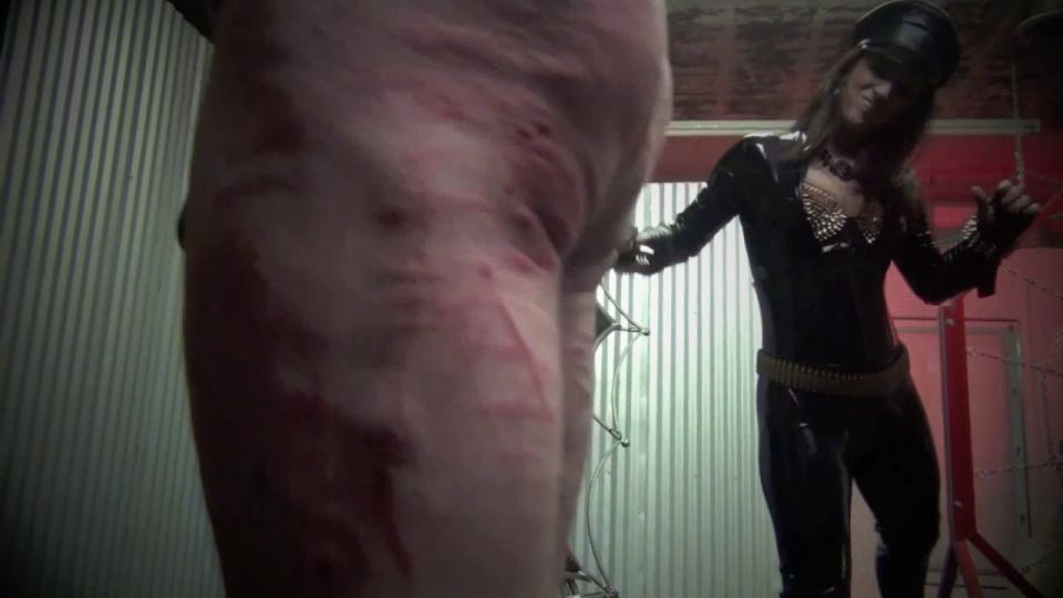 online porno clip 18 / A SEDUCTIVO BULLWHIPPING. Destacando Señora Bella Blackheart  azotes  femdom porno gay vestido fetiche zapatos
