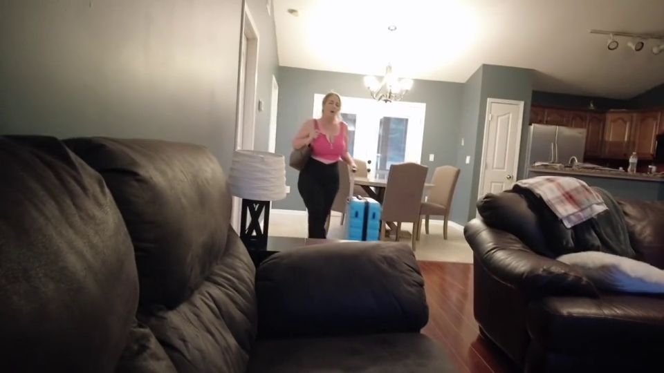 Stepson Convinces Thick Natural Big Tits Stepmom Danni Jones Not To Lea