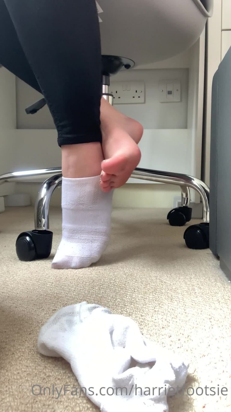 Onlyfans - Harriet King - harrietfootsie - harrietfootsieJust casually working from home when you decide to come in and sit underneath my desk with - 17-05-2021
