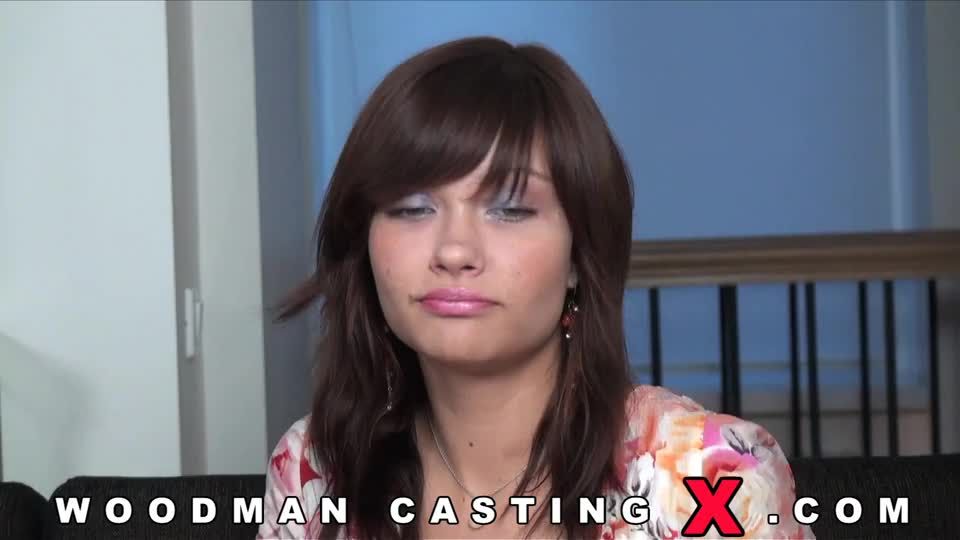 Milena, adolescente salvaje de belleza bajo casting anal.