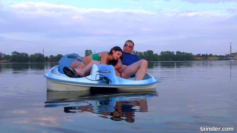La chica de los barcos y los aros lo sopla bien en el barco - (Porno duro)